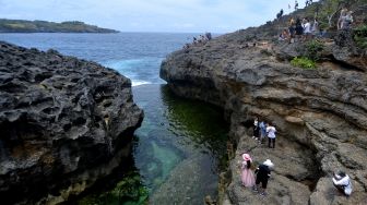  Wisatawan mengunjungi destinasi wisata Angel's Billabong di Nusa Penida, Klungkung, Bali, Sabtu (17/9/2022). [ANTARA FOTO/Fikri Yusuf/aww]