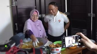 Aksi Ta Nou Celupkan Tangan ke Minyak Panas Saat Goreng Pisang Menarik Perhatian Menpora Zainudin Amali