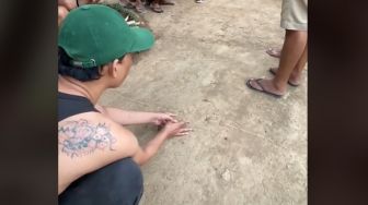 Badan Penuh Tato dan Wajah Sangar, Narapidana Ini Asyik seperti Anak Kecil Main Kelereng