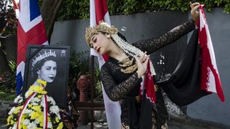 Seniman dari komunitas Mataholang Nisa Dwi Ramdini membawakan tarian penghormatan untuk Ratu Elizabeth II bertajuk Sangang Dasa Enem di Bandung, Jawa Barat, Senin (19/9/2022). [ANTARA FOTO/Novrian Arbi/foc].