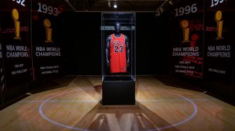 Penampakan Jersey 'The Last Dance' NBA Finals 1998 yang dikenakan Michael Jordan saat ditampilkan pada lelang 'Invictus' Sotheby, di New York, Amerika Serikat, Selasa (6/9/2022). [ANGELA WEISS / AFP]