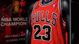 Penampakan Jersey 'The Last Dance' NBA Finals 1998 yang dikenakan Michael Jordan saat ditampilkan pada lelang 'Invictus' Sotheby, di New York, Amerika Serikat, Selasa (6/9/2022). [ANGELA WEISS / AFP]