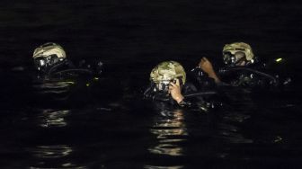 Pasukan Khusus TNI AL melakukan penyelaman tempur saat Latihan Operasi Dukungan Pasukan Khusus di Pulau Damar, Jakarta, Senin (19/9/2022) dini hari. [ANTARA FOTO/Muhammad Adimaja /foc].