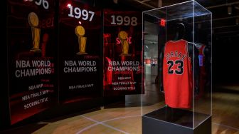 Penampakan Jersey 'The Last Dance' NBA Finals 1998 yang dikenakan Michael Jordan saat ditampilkan pada lelang 'Invictus' Sotheby, di New York, Amerika Serikat, Selasa (6/9/2022). [ANGELA WEISS / AFP]