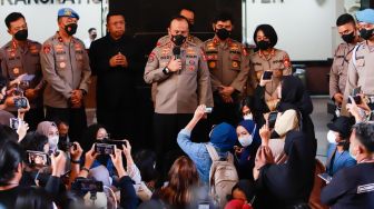 Kadiv Humas Polri Irjen Pol Dedi Prasetyo (tengah) memberikan keterangan pers terkait hasil sidang banding kode etik Polri terhadap mantan Kepala Divisi Propam Polri Ferdy Sambo di Gedung TNCC Polri, Jakarta Selatan, Senin (19/9/2022). [Suara.com/Alfian Winanto]