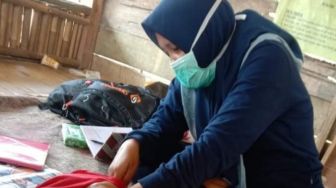 Aksi Dramatis Bidan Desa di Purwakarta Bantu Persalinan Seorang Ibu di Tengah Jalan