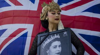 Seniman dari komunitas Mataholang Nisa Dwi Ramdini membawakan tarian penghormatan untuk Ratu Elizabeth II bertajuk Sangang Dasa Enem di Bandung, Jawa Barat, Senin (19/9/2022). [ANTARA FOTO/Novrian Arbi/foc].