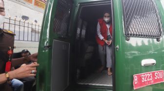 Medina Zein diantar dengan mobil tahanan bersiap menjalani sidang tuntutan di Pengadilan Negeri Jakarta Selatan, Jakarta, Senin (19/9/2022). [Suara.com/Oke Atmaja]