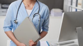 Perawat Ini Dipecat Gegara Kepergok Teman Kantor Bikin Konten di OnlyFans