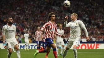 Gelandang Real Madrid, Fede Valverde (kanan) tampil di laga Liga Spanyol kontra Atletico Madrid di Stadion Wanda Metropolitano, Madrid, Spanyol, Senin (19/9/2022) dini hari WIB. [OSCAR DEL POZO / AFP]