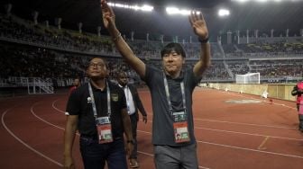 Pelatih Timnas Indonesia U-20, Shin Tae-yong (kanan) menyapa para suporter usai kemenangan lawan Vietnam di Kualifikasi Piala Asia U-20 2023 Grup F di Stadion Gelora Bung Tomo, Surabaya, Jawa Timur, Minggu (18/9/2022). [ANTARA FOTO/Moch Asim]