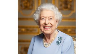 Ratu Elizabeth II Tak Pernah Mau Difoto Saat Pegang Payung, Ada Masalah Apa Sih?