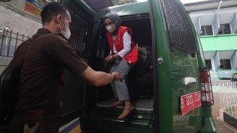 Medina Zein diantar dengan mobil tahanan bersiap menjalani sidang tuntutan di Pengadilan Negeri Jakarta Selatan, Jakarta, Senin (19/9/2022). [Suara.com/Oke Atmaja]