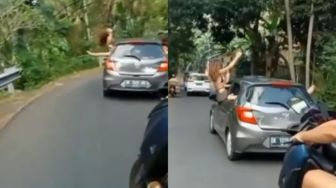 Aksi Viral Sekelompok Bule di Bali Ugal-Ugalan Sambil Joget di Jendela Mobil