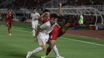 Pesepakbola Timnas Indonesia U-20, Hokky Caraka (kanan) beraksi pada laga kontra Vietnam di Kualifikasi Piala Asia U-20 2023 Grup F di Stadion Gelora Bung Tomo, Surabaya, Jawa Timur, Minggu (18/9/2022). [ANTARA FOTO/Moch Asim]