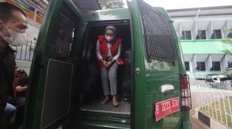 Medina Zein diantar dengan mobil tahanan bersiap menjalani sidang tuntutan di Pengadilan Negeri Jakarta Selatan, Jakarta, Senin (19/9/2022). [Suara.com/Oke Atmaja]