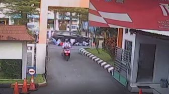 Ngeri, Terekam CCTV Hendak Menyabrang, Sejumlah Siswi SMA Negeri 1 Banyumas Diseruduk Mobil