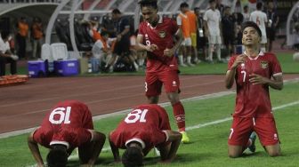Para pemain Timnas Indonesia U-20 melakukan selebrasi usai mencetak gol ke gawang Vietnam pada pertandingan Kualifikasi Piala Asia U-20 2023 Grup F di Stadion Gelora Bung Tomo, Surabaya, Jawa Timur, Minggu (18/9/2022). [ANTARA FOTO/Moch Asim]