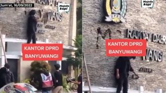 Aksi Demo Tolak Kenaikan BBM, Massa Copot Nama Gedung DPRD Banyuwangi, Diganti Tulisan 'Mosi Tidak Percaya'