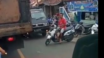 Heboh Pemuda Palang Motornya hingga Jalanan Macet, Orang-orang Gak Ada yang Berani Negur