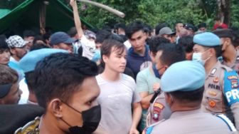 Warga Dorong-Dorongan Ingin Robohkan Tenda Imigran Afghanistan di Depan Kantor IOM Tanjungpinang