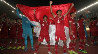 Sejumlah pesepak bola Indonesia melakukan selebrasi usai menang melawan tim Vietnam pada pertandingan babak kualifikasi Piala Asia U-20 2023 Grup F di Stadion Gelora Bung Tomo, Surabaya, Jawa Timur, Minggu (18/9/2022). [ANTARA FOTO/Moch Asim/nz]
