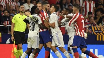 Keributan terjadi di laga Liga Spanyol antara Atletico Madrid vs Real Madrid di Stadion Wanda Metropolitano, Senin (19/92/2022) dini hari WIB. [OSCAR DEL POZO / AFP]