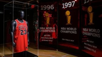 Penampakan Jersey 'The Last Dance' NBA Finals 1998 yang dikenakan Michael Jordan saat ditampilkan pada lelang 'Invictus' Sotheby, di New York, Amerika Serikat, Selasa (6/9/2022). [ANGELA WEISS / AFP]