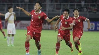 Pesepakbola Timnas Indonesia U-20, Marselino Ferdinan (kiri) melakukan selebrasi usai mencetak gol ke gawang tim Vietnam pada pertandingan Kualifikasi Piala Asia U-20 2023 Grup F di Stadion Gelora Bung Tomo, Surabaya, Jawa Timur, Minggu (18/9/2022). [ANTARA FOTO/Moch Asim]