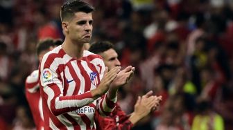 Penyerang Atletico Madrid, Alvaro Morata memberikan aplaus pada suporter usai laga Liga Spanyol kontra Real Madrid di Stadion Wanda Metropolitano, Senin (19/9/2022) dini hari WIB. [JAVIER SORIANO / AFP]