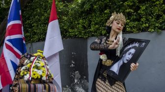 Seniman dari komunitas Mataholang Nisa Dwi Ramdini membawakan tarian penghormatan untuk Ratu Elizabeth II bertajuk Sangang Dasa Enem di Bandung, Jawa Barat, Senin (19/9/2022). [ANTARA FOTO/Novrian Arbi/foc].