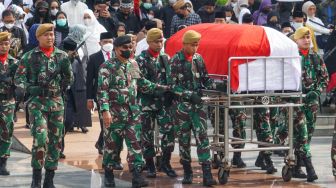 Prosesi pemakaman Ketua Dewan Pers Azyumardi Azra di Taman Makam Pahlawan, Kalibata, Jakarta Selatan, Selasa (20/9/2022). [Suara.com/Alfian Winanto]