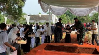 Upacara Pemakaman Selesai, Tangis Keluarga Pecah Di Pusara Azyumardi Azra