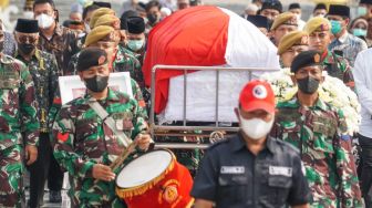 Haru Iringi Pemakaman Ketua Dewan Pers Azyumardi Azra di TMP Kalibata