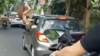 Viral Video Bule Perempuan Ugal-ugalan Sambil Gelantungan di Jendela Mobil Cuma Pakai Bikini