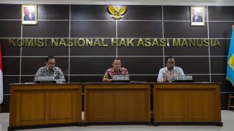 Ketua Komisi Nasional Hak Asasi Manusia (Komnas HAM) Ahmad Taufan Damanik (tengah) didampingi Komisioner Komnas HAM Beka Ulung Hapsara (kiri) dan Choirul Anam (kanan) saat memberikan keterangan pers terkait kasus mutilasi warga Papua di Gedung Komnas HAM, Jakarta Pusat,  Selasa (20/9/2022). [Suara.com/Alfian Winanto]