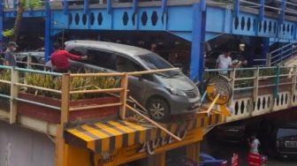 Ngeri! Mobil Nyaris Terjun dari Lantai 2, Pengendara Honda Freed Syok Pertama Kali Parkir di RS Polri Kramat Jati