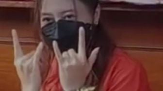 Viral Video Tahanan Wanita dengan Tangan Terikat Berpose bak Anak Metal Saat Gelar Perkara