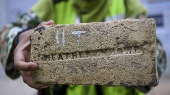 Petugas menunjukkan batu bata kuno yang ditemukan di proyek pembangunan jalur MRT Jakarta fase 2 CP-203 di kawasan Glodok, Jakarta Barat, Selasa (20/9/2022). [ANTARA FOTO/M Risyal Hidayat/foc].