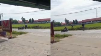 Kejam! Pria Tega Bacok Wajah Diduga Mantan Istrinya di Tengah Jalan, Pelaku Kabur Saat Didatangi Warga