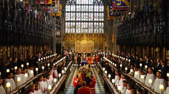 Peti mati Ratu Elizabeth II dibawa ke Kapel saat prosesi pemakaman di Kapel St George yang ada di dalam Kastil Windsor, Inggris, Senin (19/9/2022). [Jonathan Brady / POOL / AFP]