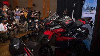 Jurnalis mengambil gambar motor Honda New CBR250RR yang diluncurkan di Plant AHM Karawang, Jawa Barat, Senin (19/9/2022). ANTARA FOTO/Sigid Kurniawan