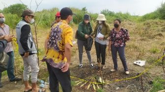 Potret Haru Keluarga Iwan Budi Paulus Kirim Doa dan Tabur di Lokasi Penemuan Jenazah