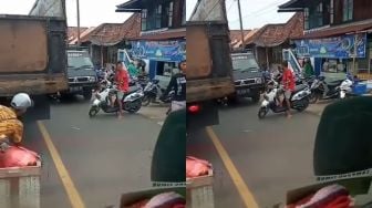 Bak Bang Jago! Pemuda Seenak Jidat Parkir Sepeda Motor di Tengah Jalan, Aksinya Jadi Perdebatan Publik