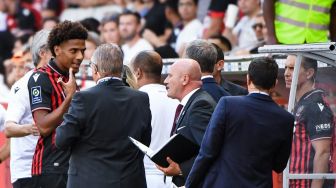 Bek Nice asal Prancis, Jean-Clair Todibo (kiri) bereaksi setelah ia menerima kartu merah hanya 9 detik sejak kick-ff dalam lanjutan Ligue 1 Prancis antara OGC Nice vs SCO Angers di Stadion Allianz Riviera di Nice, Prancis tenggara, pada 18 September 2022.
Clement MAHOUDEA / AFP.