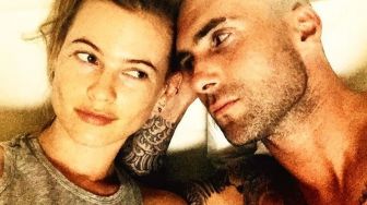 9 Potret Mesra Adam Levine dan Behati Prinsloo, Penyanyi Luar Negeri yang Rumah Tangganya Berada di Ujung Tanduk