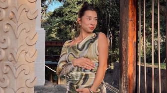 8 Potret Baby Bump Jennifer Bachdim, Tetap Seksi saat Hamil 5 Bulan