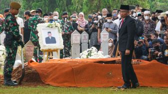 Tangis Keluarga Pecah di Pusara Azyumardi Azra Usai Upacara Pemakaman Selesai