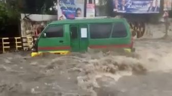 Angkot di Cimahi Nyaris Masuk Sungai akibat Terseret Arus Banjir