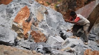 Warga memecah batu gunung dengan palu di Kecamatan Moramo Utara, Konawe Selatan, Sulawesi Tenggara, Senin (19/9/2022).  ANTARA FOTO/Jojon